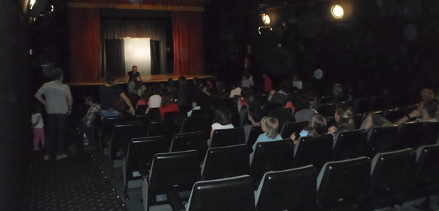 LES CIES RESPONEN! ‘Quines coses surrealistes heu vist fer als nens al teatre?’