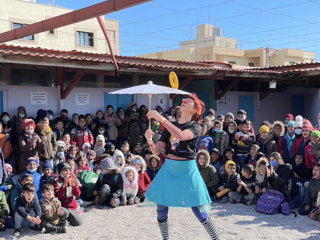 L'Anna Confetti actuant al Líban amb Pallassos Sense Fronteres.