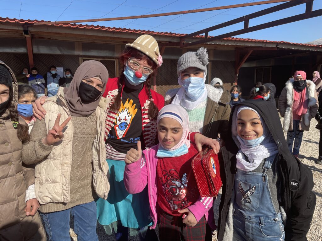 L'Anna Confetti amb nenes per a les que va actuar al Líban amb Pallassos Sense Fronteres. Fotografia de PSF.