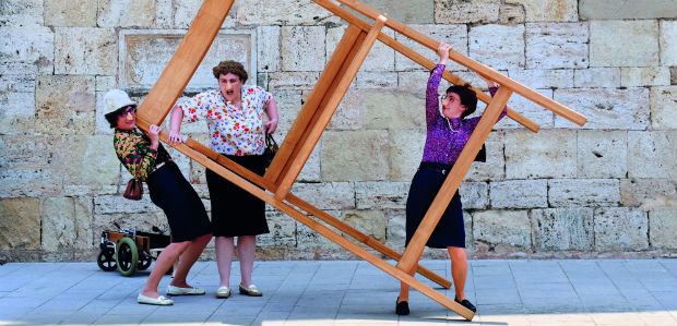 La pallassa Anna Confetti treu a passejar la cadira del si no fos al seu nou espectacle