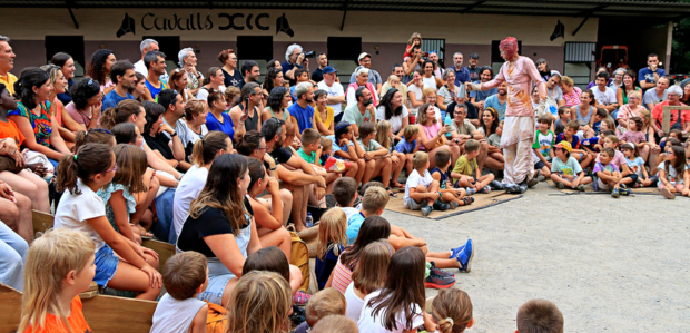 L'Esbaiola't alça el teló amb les entrades exhaurides per la primera funció de "Forat" de Dudu Arnalot