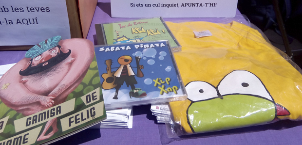 Núria Riera s’endú el pack de marxandatge sortejat a la Tamborinada