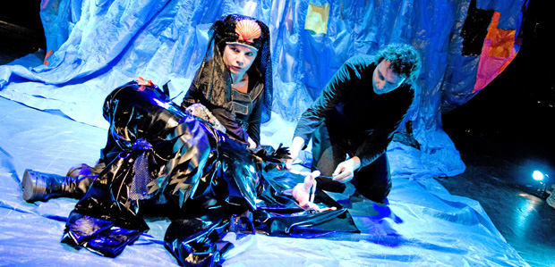 Ana Marín guanya el pack familiar per ‘Odysséus Plastok’ del Festival de Teatre en Francès