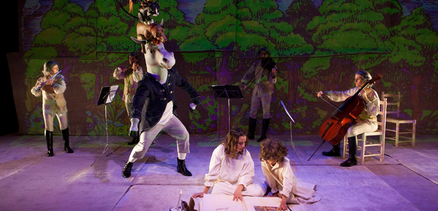 La companyia del príncep Totilau apropa el teatre a famílies que volen conèixer les humanitats i les ciències. Conversem amb ells per descobrir algunes curiositats de la companyia!