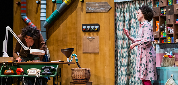 Pocacosa explica en un espectacle on van les dents que els infants posen sota el coixí quan els hi cauen